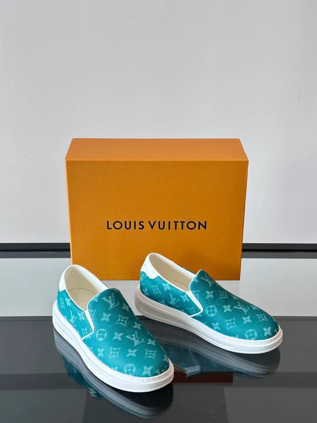 Men's shoes 💰p360 "LOUIS VUITTO＊" Classic presbyopic slip-on loafers are made of classic Damier Gra men's shoes 💰phite canvas, with LV logo embellishment on the shoe body, leather straps decorated with LV metal logo buckles, smooth calf leather trim, and Monogram flower rubber outsole, full of youthful vitality and elegance. Blake craftsmanship and hand-stitched uppers cleverly establish recognition, and the standard sheepskin lining provides a comfortable and soft foot feel! Size: 38-44